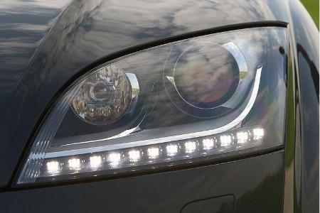 ... die markante Tagfahrlicht-Unterlider, ...