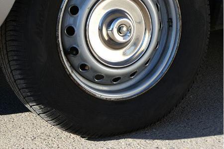 Zierliche schlichte Stahlräder.