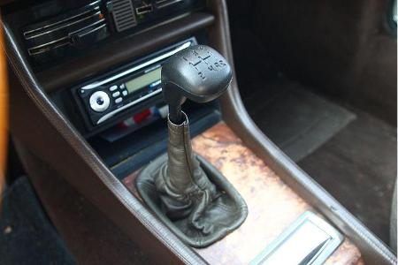 Wurzelnussfurnier auch um die Schaltbox.