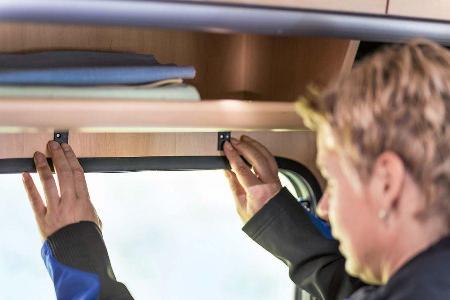 Zwei Kassettenhalter über dem Fensterrand stabilisieren die Jalousie im Reisemobil