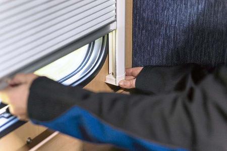 Die seitlichen Führungen rund zwei Millimeter nach außen ziehen beim Jalousieneinbau im Reisemobil