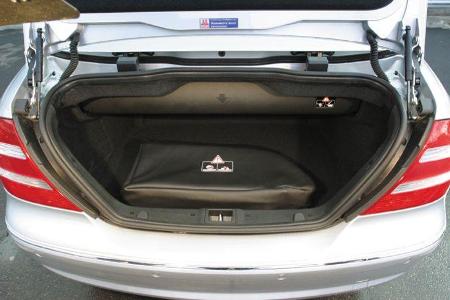 Auch der Kofferraum zeigt ein für diese Art Auto brauchbares Format.