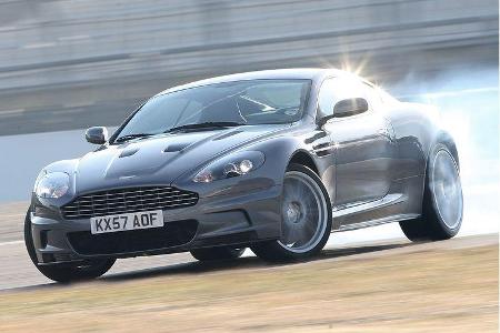 Auf welliger Fahrbahn hilft die weichere Abstimmung des verstellbaren Fahrwerks gekonnt bei der Suche nach Grip.