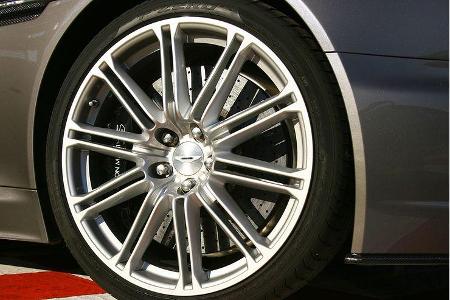 Die sportlichen Reifen auf den 20-Zoll-Felgen rollen laut ab.