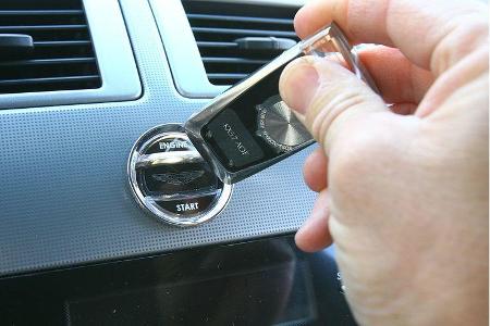 Der Start erfolgt per ausdauerndem Druck auf den Schlüssel.