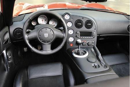 Enge Nischen, schlichte Gestaltung: Viper-Cockpit