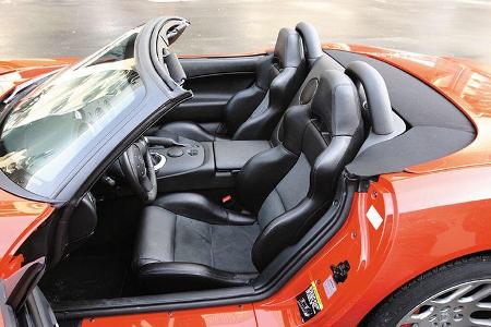 Bequeme, stark konturierte Sitze mit manueller Verstellung