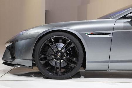 Das Cockpit versorgt den Fahrer über einen großflächigen LCD-Bildschirmmit den Informationen zu Fahrzeug und Fahrstrecke.