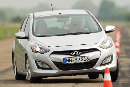 Hyundai i30 1.6, Frontansicht, Slalom