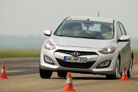 Hyundai i30 1.6, Frontansicht, Slalom
