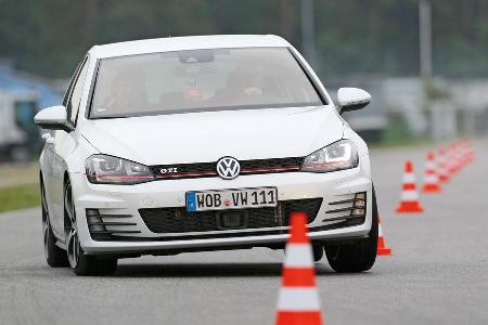 VW Golf GTI Performance, Frontansicht, Slalom