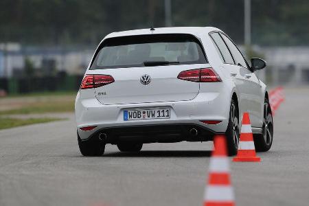 VW Golf GTI Performance, Heckansicht, Slalom