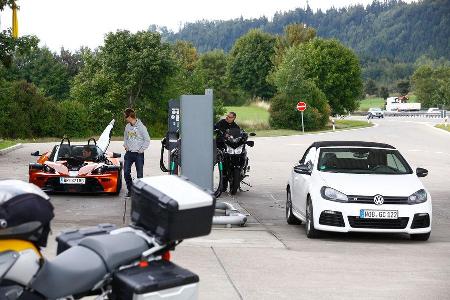 KTM X-Bow GT, VW Golf R Cabriolet, Tankstelle