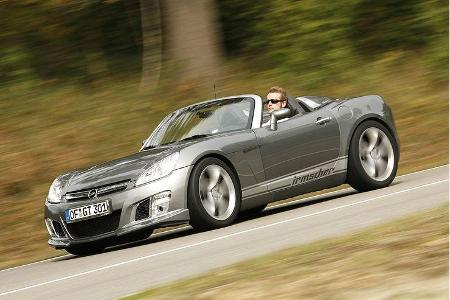 Auf der Landstraße bietet der Roadster dank seiner zackigen Lenkung ...