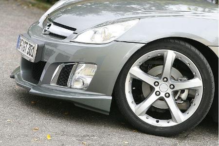 Die schneepflugartige Frontspoilerlippe sticht sofort ins Auge ...