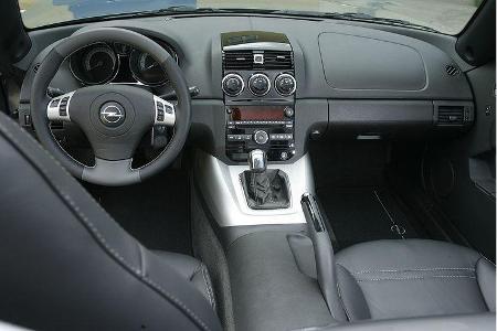 Lediglich das wulstige Lederlenkrad unterscheidet den Irmscher Opel GT im Innenraum vom Serienmodell.