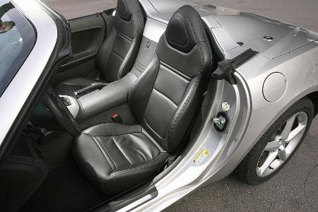 Sitze mit brauchbarem Seitenhalt, Leder gibt es für 1285 Euro.