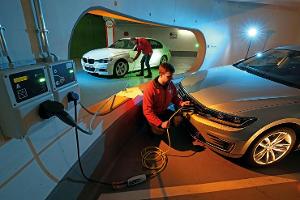 BMW 330e, VW Passat GTE, Laden