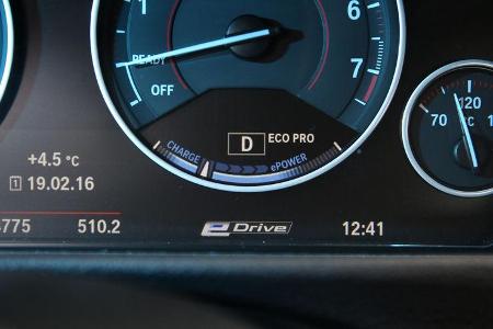 BMW 330e, Anzeigeinstrumente