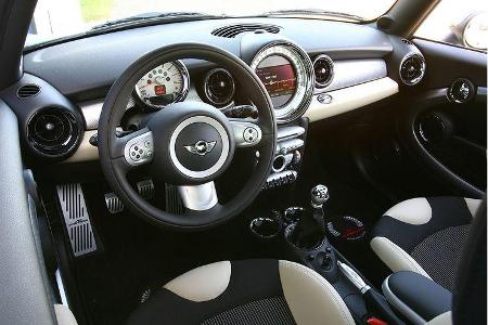 Ordentliches Cockpit mit sportlicher Note.