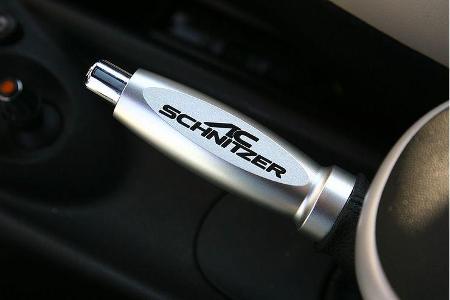 Auch im Innenraum legt der Tuner Hand an.