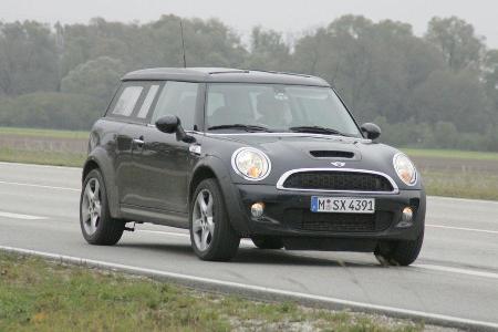 Noch unter der Karosse eines Mini Clubman S ist ...
