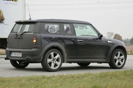 ... eine andere Auspuffanlage verraten den SUV-Erlkönig.