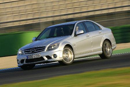 Der 457 PS starke C63 AMG ist zwar kein Sportwagen, aber eine enorm potente Limousine.