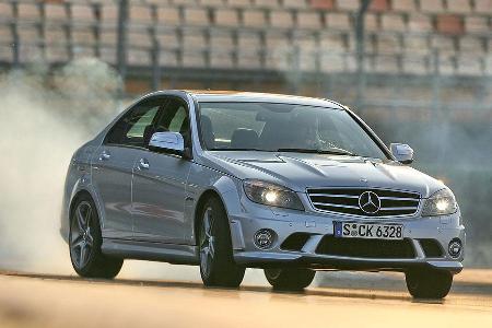 Immerhin liegt die Leistung nur knapp unter der des DTM-Renntourenwagens (470 PS), ...