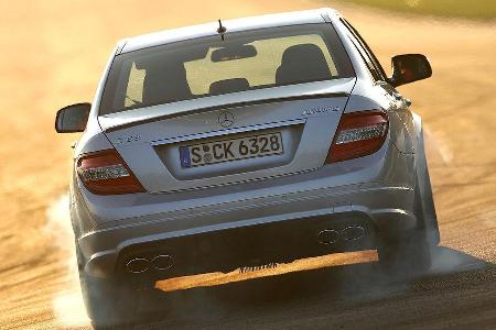 Rauch steigt nur mit abgeschalteter Traktionskontrolle an den Hinterrädern auf.