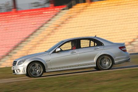 ... und wenn die Elektronik nicht bei Tempo 250 einen Riegel vorschöbe, wären sogar 300 drin.