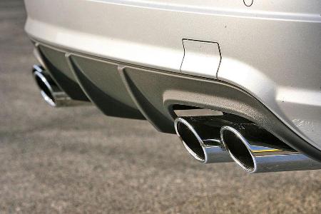 Vier Endrohre zieren das Heck.