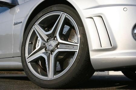 Gelochte, innenbelüftete Bremsscheiben rundum.