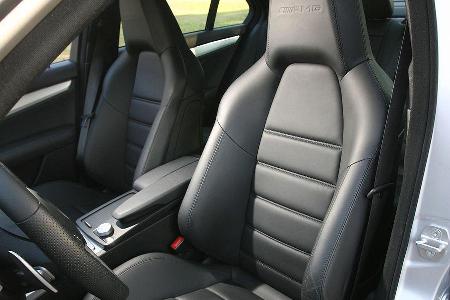 Sportsitze mit verstellbaren Wangen.