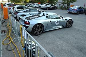 Wer fahren will muss laden: Die Hybrid- und Elektorautos vor dem Start zur Silvretta E-Auto-Rallye 2015.