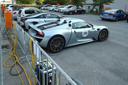 Wer fahren will muss laden: Die Hybrid- und Elektorautos vor dem Start zur Silvretta E-Auto-Rallye 2015.