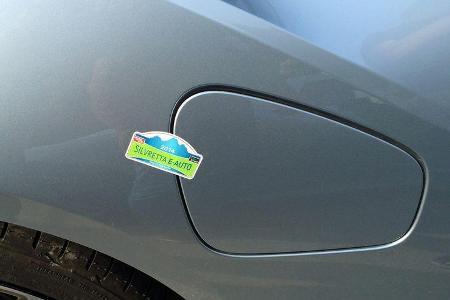 Nach dem Laden wird die Ladeklappe versiegelt - mit Aufklebern vom Vorjahr.