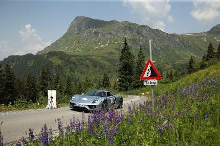 Bergauf bei der Effizienzwertung und noch dazu eine Sonderprüfung: Es gibt etliche Zielkonflikte bei der Fahrt mit 887 PS au...