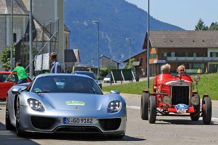 Kontrast: Fiat Vorkriegs-Rennwagen und moderner Hybrid-Sportwagen.