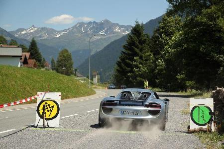 Hoppala: Wenn's zu schnell gehen muss auf den letzten Metern der Prüfung, dann springt schon mal ungewollt der V8-Benziner an.