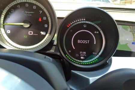 Wichtig für Streckenrekorde: Die Boost-Anzeige erlaubt eine Einteilung der elektrischen Energievorräte.