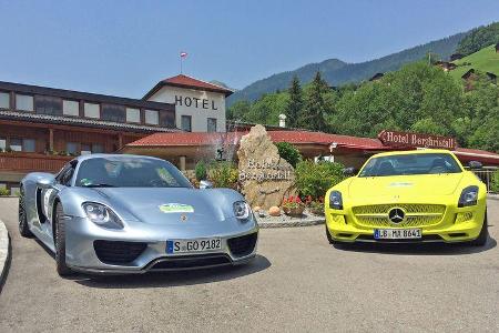 Der Mercedes SLS E-Cell kommt insgesamt auf 533 PS, der Porsche 918 Spyder mobilisert bei Bedarf 887 PS Systemleistung.