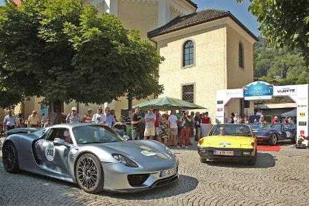 Treffen sich zwei Mittelmotor-Porsche: 914 und 918 Spyder auf der Silvretta Classic und der E-Auto Rallye.