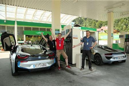 Auf jeden Fall deutlich mehr als der BMW i8; der kam mit 3,4 Litern Benzin aus. Andererseits hat der hat der BMW auch satte ...