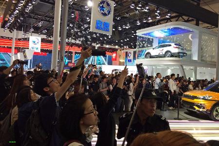 Peking und die Menschen mit den Selfie-Sticks. Wir könnten da Geschichten erzählen... Machen wir's kurz: Wir hätten gerne di...