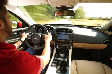 Jaguar XE 20d, Cockpit