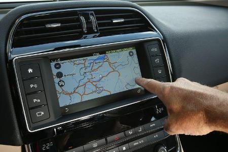Jaguar XE 20d, Navi