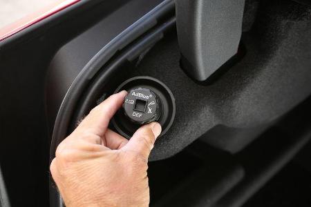 Jaguar XE 20d, AdBlau, Einfüllstutzen