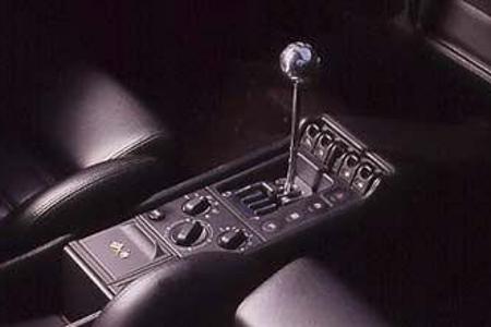 Die schöne Schaltkulisse des manuellen Sechsganggetriebes kostet beim schnellen Gangwechsel Zeit