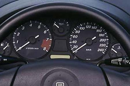 Der nüchtern gehaltene Innenraum entspricht dem Roadstergedanken.